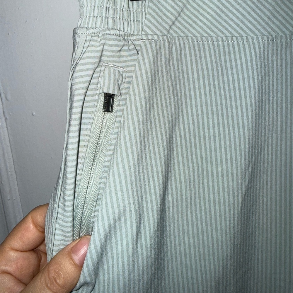 Athleta Brooklyn Textured Jogger,City
Stripe Coast Grey SIZE 6 - Picture 8 of 12